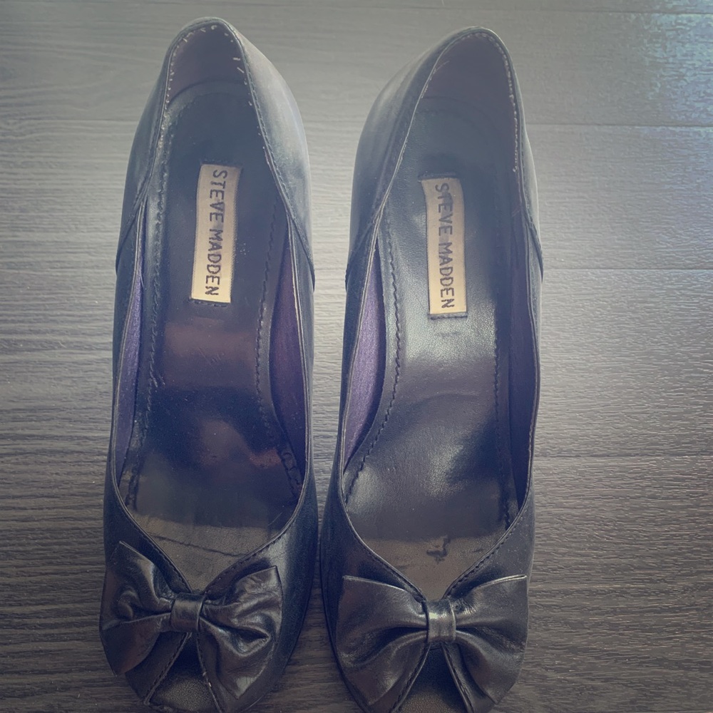 Black Steve maddens with bow